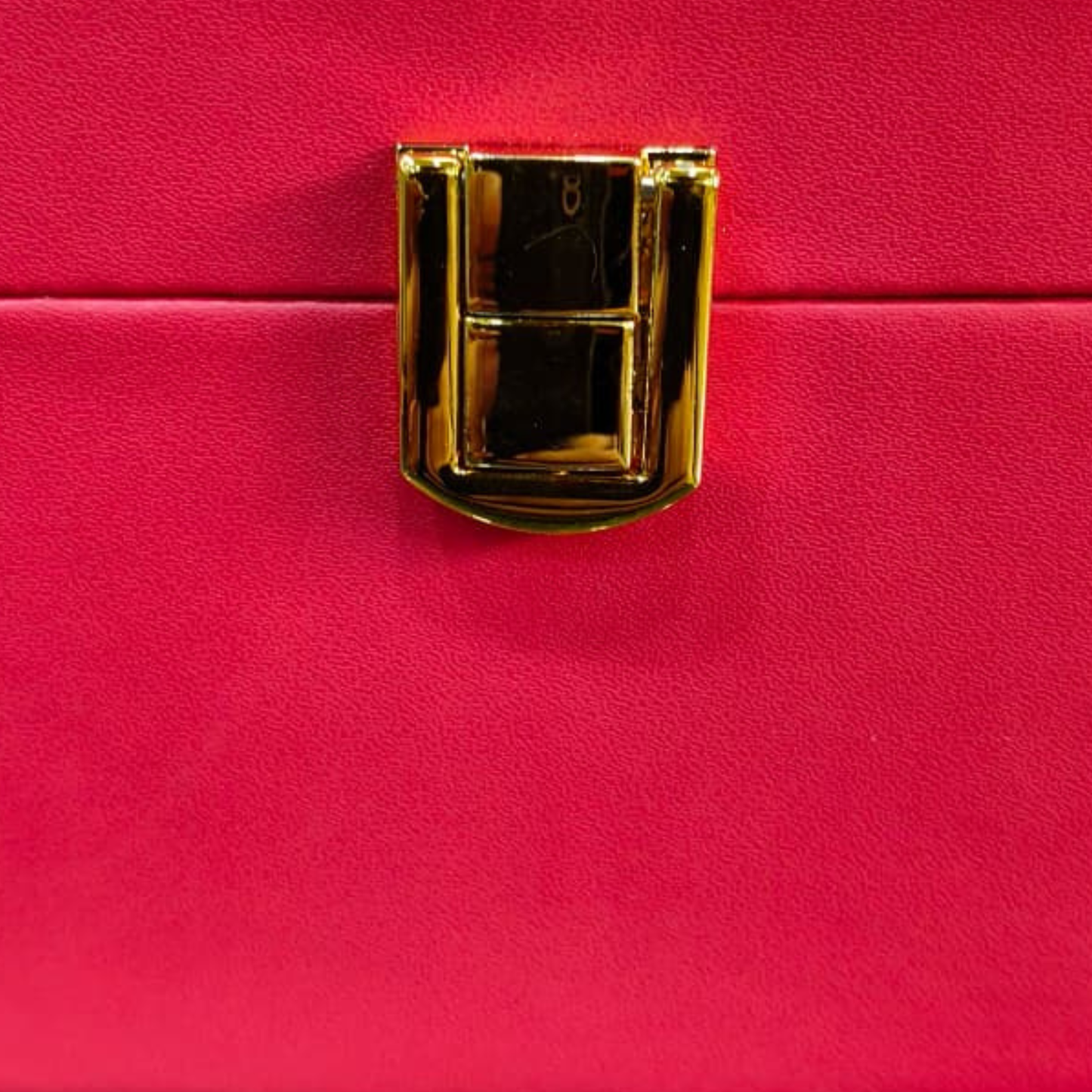 Luxury Decorative Candles Set in Ribbed Glass Goblets. Aromatic white wax duo for romantic ambiance, presented in a chic pink trunk gift box. Dailyalley